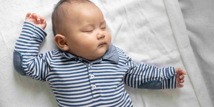 8 Cara Aman Membangunkan Bayi yang Tidur Terus