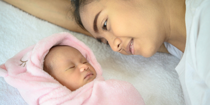 Menurut Mitos Jawa, Bayi Tidak Boleh Tidur di Tengah, Benarkah?