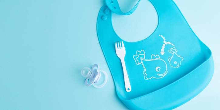 Rekomendasi Celemek untuk Temani Bayi Makan MPASI