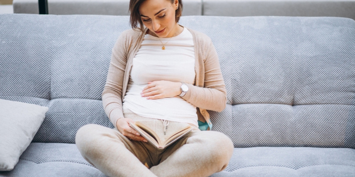 Ini Manfaat Membacakan Dongeng untuk Bayi dalam Kandungan dan Cara Melakukannya