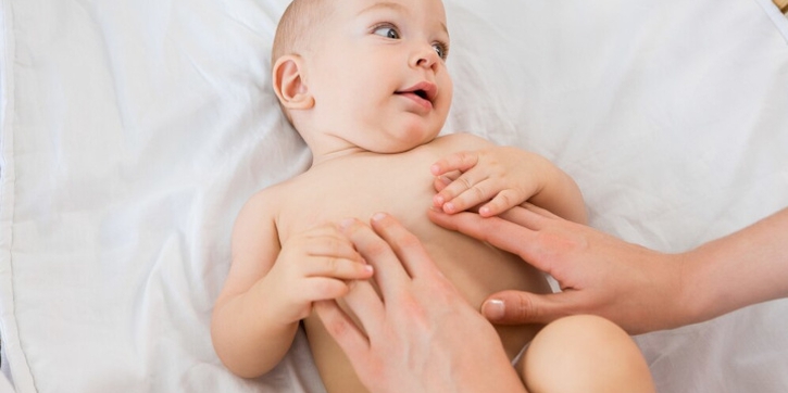 5 Manfaat Pijat Bayi untuk Sistem Pencernaan