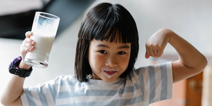 Anak Suka Minum Susu UHT? Perhatikan Kandungan Gulanya, Moms!