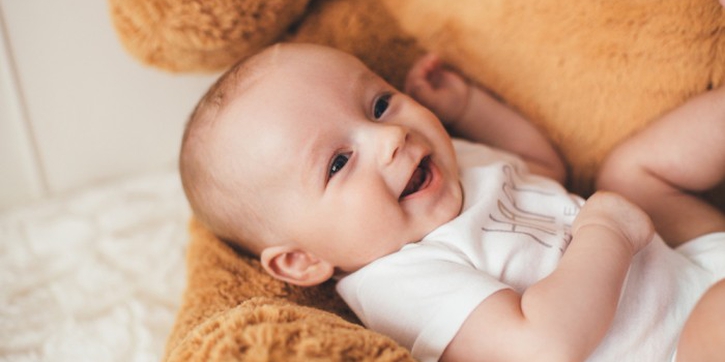 Perkembangan Bayi Usia 2 Bulan, Si Kecil Sudah Bisa Apa Saja?