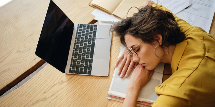 7 Manfaat Tidur Siang untuk Orang Dewasa