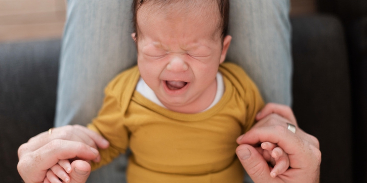 Moms, Ini Penyebab Bayi Tidak BAB Seminggu Tapi Kentut Terus