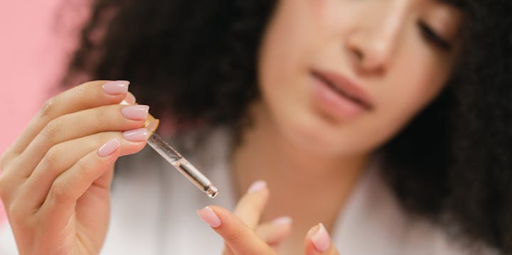 Begini Cara Menggunakan Face Oil dalam Skincare Routine untuk Kulit Sehat
