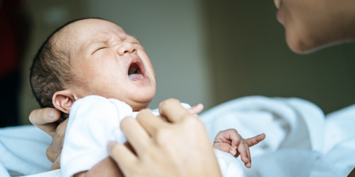 Bayi Sering Menangis di Sore Hari? Ini Penyebab dan Cara Menenangkannya
