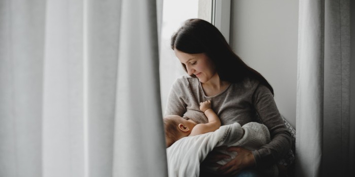 3 Cara Menyusui Bayi yang Benar, Moms Wajib Tahu!
