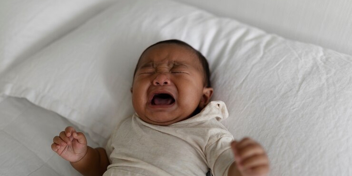Tips Menenangkan Bayi Rewel di Malam Hari
