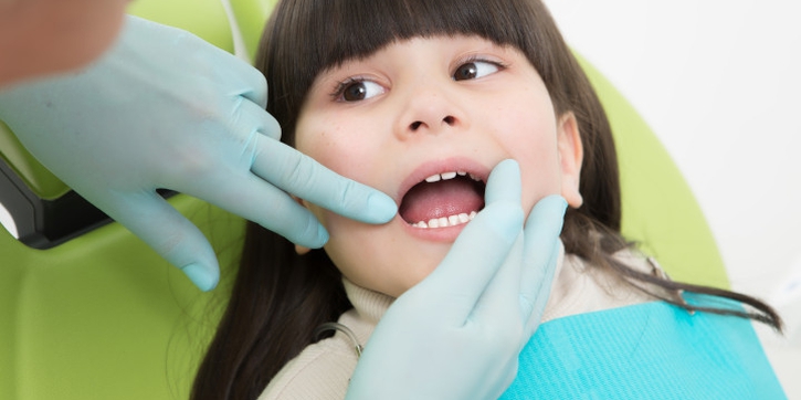 Mengatasi White Spot Gigi Anak, Bercak Putih yang Muncul Tanpa Sadar
