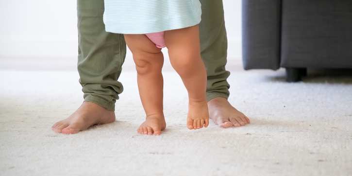 Moms, Lakukan Cara Ini untuk Melatih Bayi Berjalan Sendiri