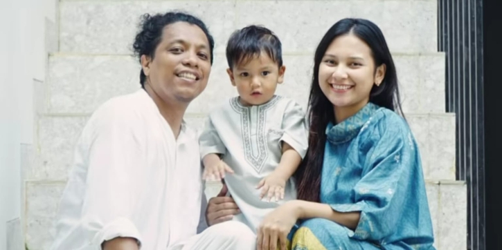 Potret Harmonis Keluarga Indah Permatasari dan Arie Kriting