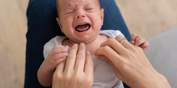 6 Cara Mengatasi Ruam Susu yang Ada di Leher Bayi