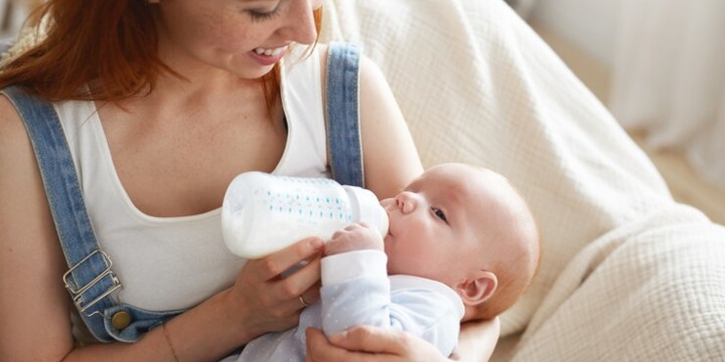 Cegah Si Kecil Tersedak, Ini Cara Menyusui Bayi dengan Botol yang Benar