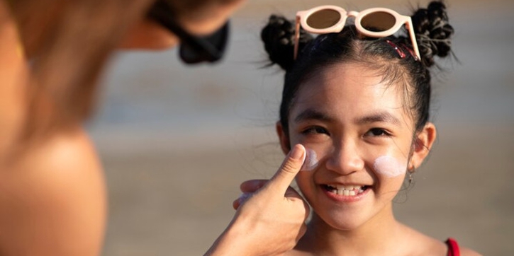 Moms, Ini Cara Memilih Sunscreen Aman untuk Anak-Anak