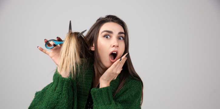 Pernah Mimpi Potong Rambut Sendiri? Ini Artinya, Moms