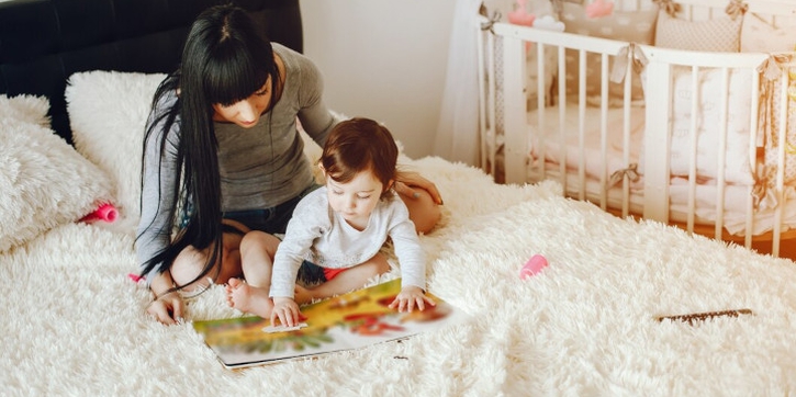 Manfaat Buku Kontras Bayi untuk Tumbuh Kembang Si Kecil