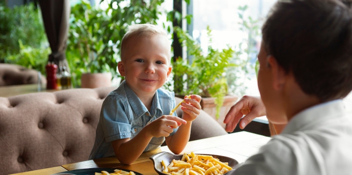 Moms, Ini Efeknya jika Anak Terlalu Sering Makan Gorengan