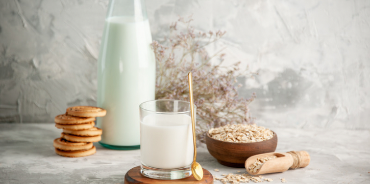 Benarkah Susu Oat Lebih Sehat? Ketahui Plus Minusnya, Moms!