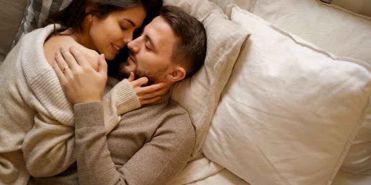 7 Jenis Ciuman yang Paling Disukai Pria, Praktikkan dengan Dads ya, Moms!