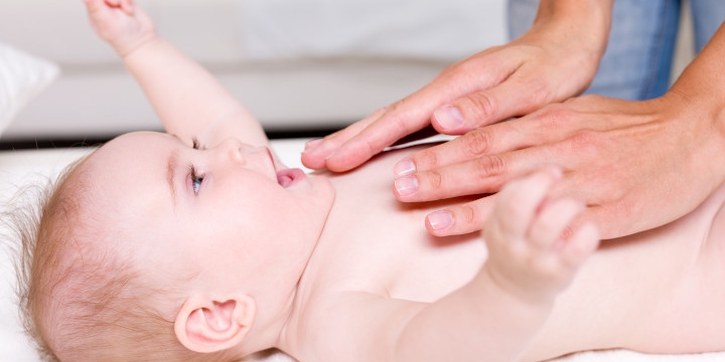 Rekomendasi Minyak Telon untuk Menghangatkan Tubuh Bayi Anda