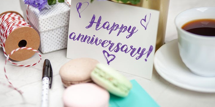 6 Inspirasi Ide Hadiah Anniversary Unik untuk Mempererat Hubungan
