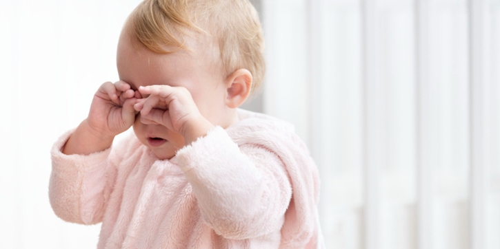 Bayi Sering Mengucek Mata? Ini Penyebab dan Cara Mengatasinya
