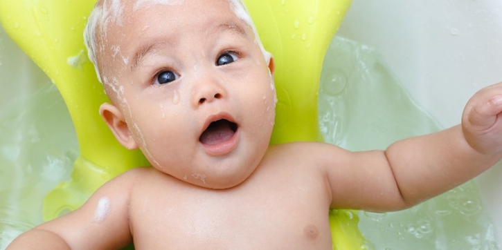 Lebih Aman Mana, Bayi Mandi dengan Air Dingin atau Air Hangat?