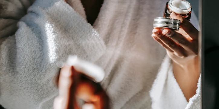 Tips Memilih Skincare Antipenuaan untuk Kurangi Kerutan dan Garis Halus