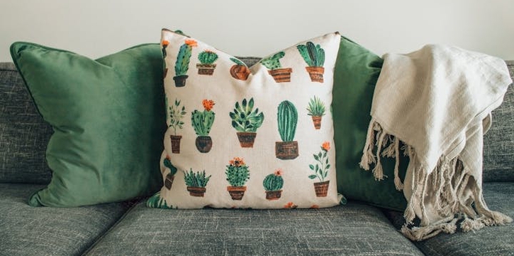 6 Solusi Praktis Menghapus Noda Membandel pada Sofa