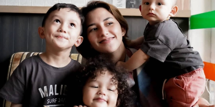 Potret Kebersamaan Dahlia Poland dengan Anak-anaknya