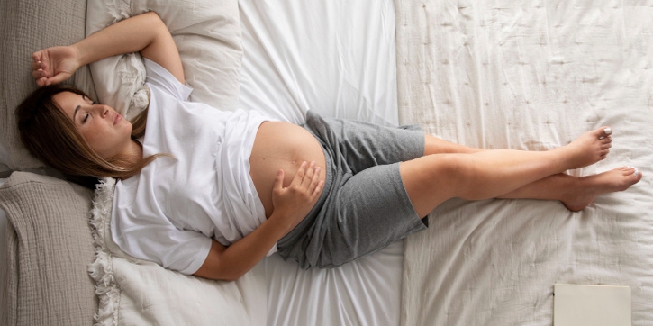 5 Posisi Tidur untuk Ibu Hamil agar Bayi Cepat Lahir