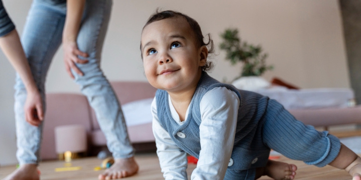 8 Cara Mengajarkan Bayi Merangkak Lebih Cepat