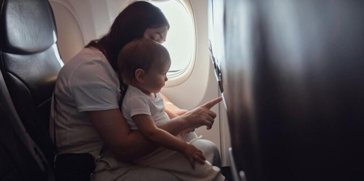 Cara Menenangkan Bayi di Pesawat yang Wajib Moms Tahu