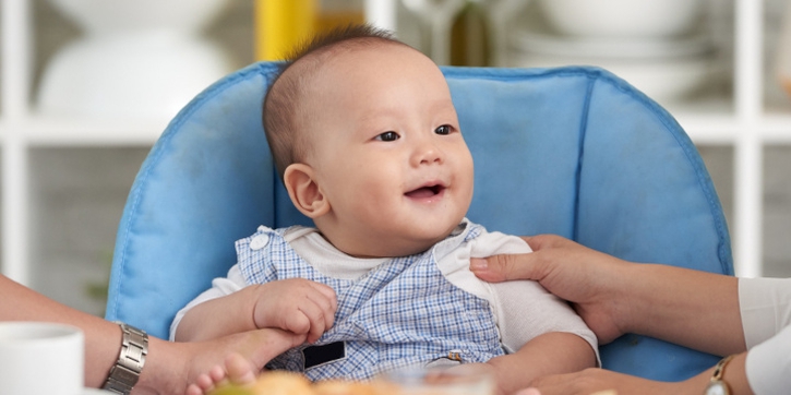 Tekstur MPASI Bayi 7 Bulan yang Tepat dan Cara Mengenalkannya