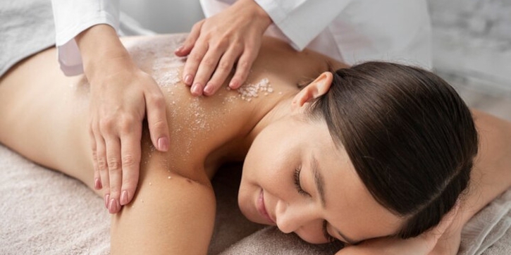 Rahasia Kulit Cerah dengan Scrub Tubuh Berbahan Alami