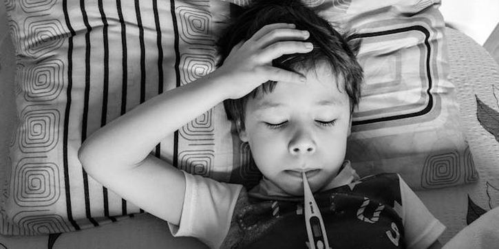 5 Cara Mengatasi Anak Demam Tapi Tangan dan Kaki Dingin