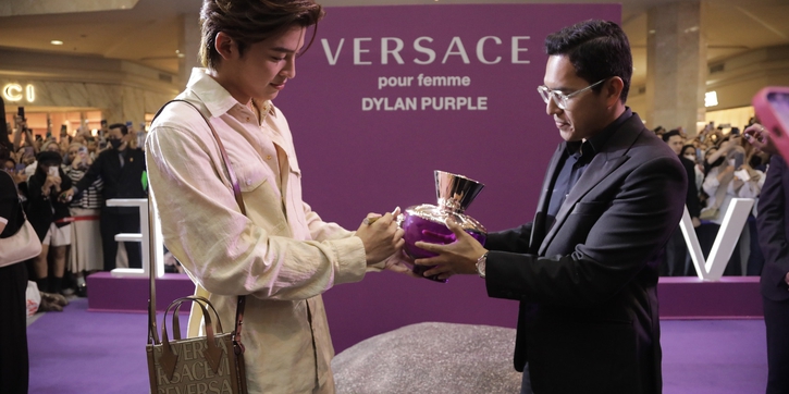 VERSACE Dylan Purple Hadirkan Pond Naravit ke Indonesia