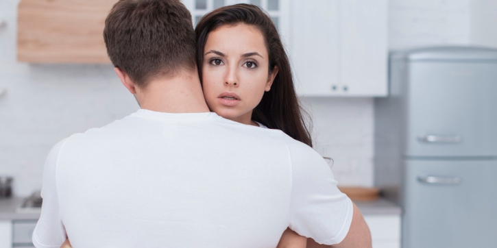 Wanita Selingkuh, Apakah Benar Mencintai Selingkuhannya?