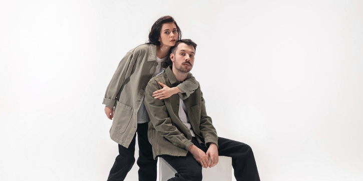 Match the Style dengan Rekomendasi Baju Couple untuk Moms dan Dads