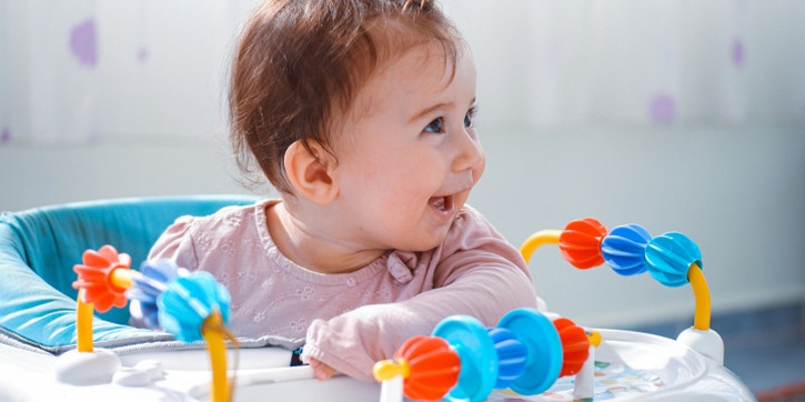 Stop Menggunakan Baby Walker! Ini Alasannya