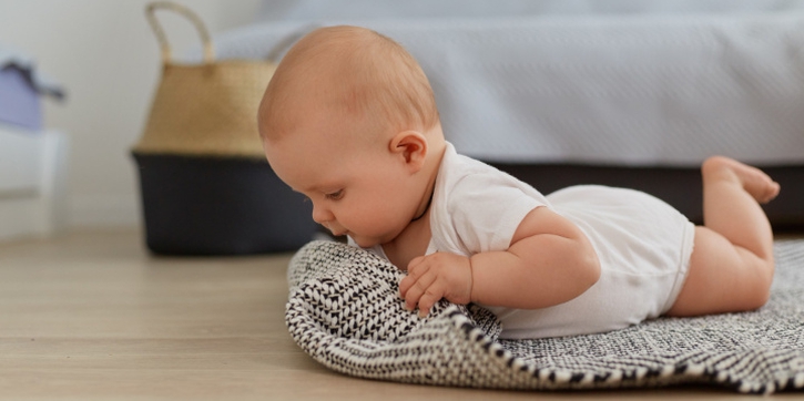 Cara Melakukan Tummy Time yang Tepat untuk Bayi 2 Bulan
