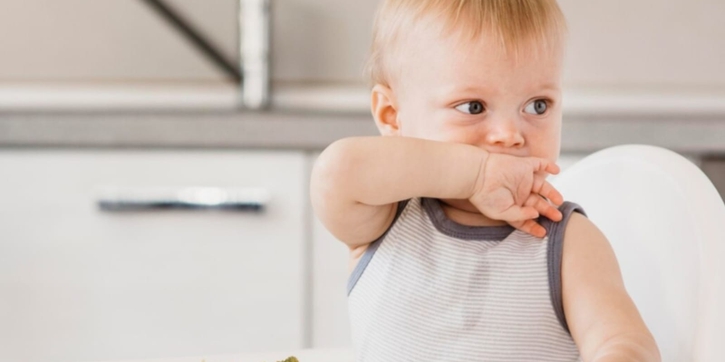 8 Tanda Bayi Tidak Suka MPASI dan Tips Mengatasinya