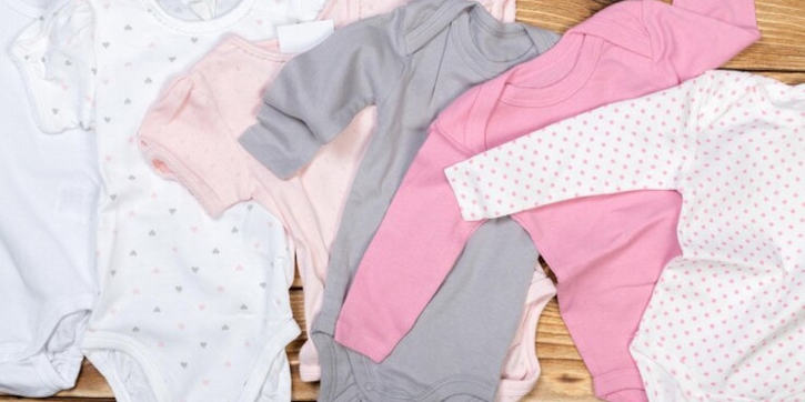 Penting untuk Kesehatannya, Ini Tips Memilih Pakaian Aman untuk Bayi