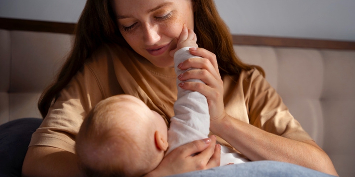 Ini Cara Menghilangkan Bekas ASI di Pipi Bayi Secara Alami