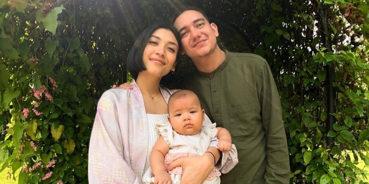Baru Jadi Orang Tua, Ini Potret Keluarga Adipati Dolken dan Canti Tachril