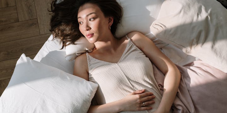 Tips Posisi Tidur yang Aman saat Bayi di Dalam Kandungan Melintang