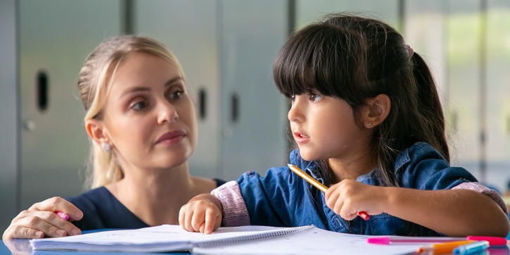 Ini Bedanya Late Talker dan Speech Delay pada Anak yang Perlu Moms Pahami