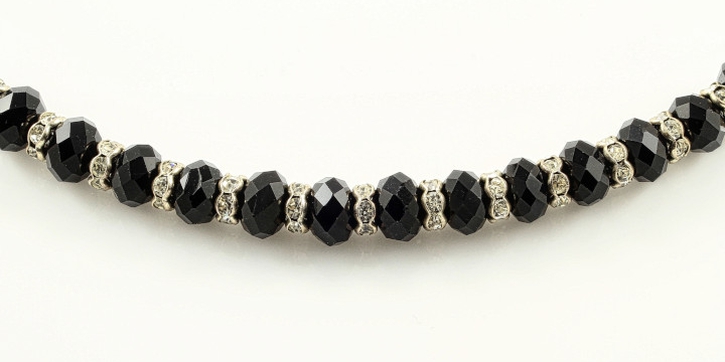 Bukan Aksesoris Biasa, Ini Arti Gelang Hitam di Tangan Kanan dalam Percintaan