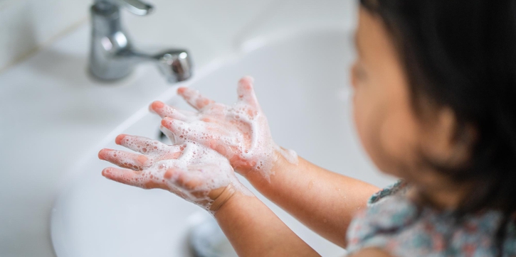 10 Tips Mengajarkan Anak Mencuci Tangan dengan Benar